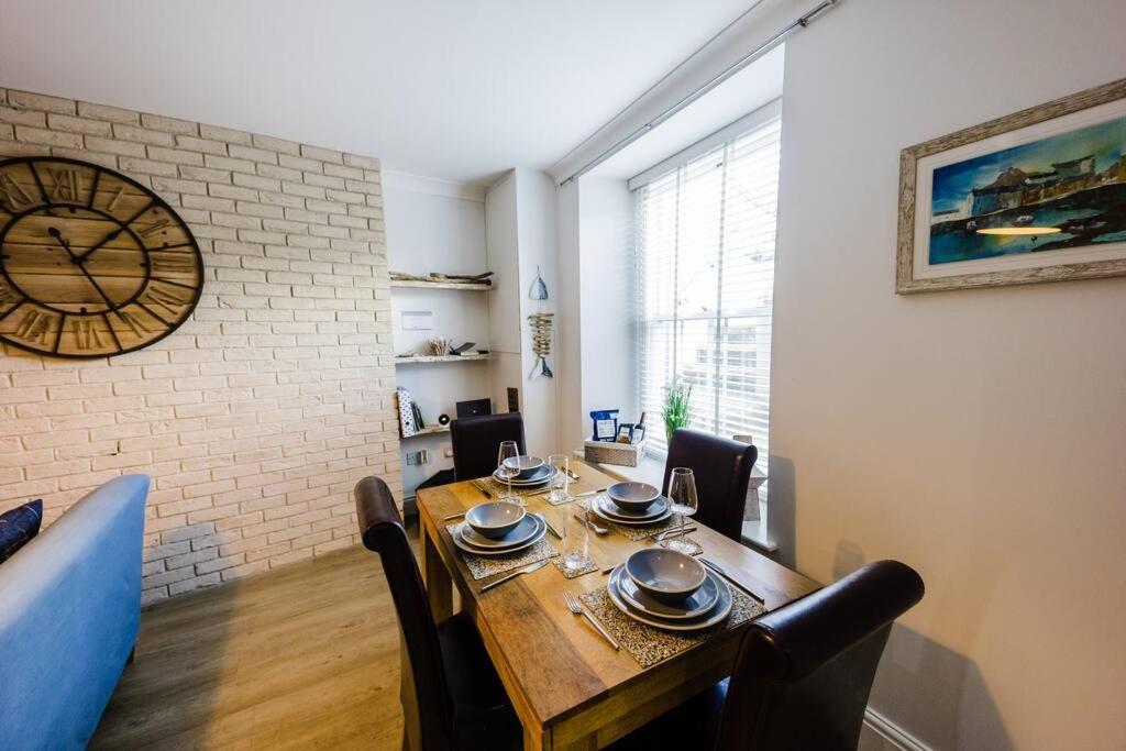 Flat 1 Flint House Tenby - 2 Bedroom - Garden - Dog Friendly المظهر الخارجي الصورة